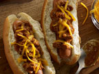 Hot-dog au chili et au fromage